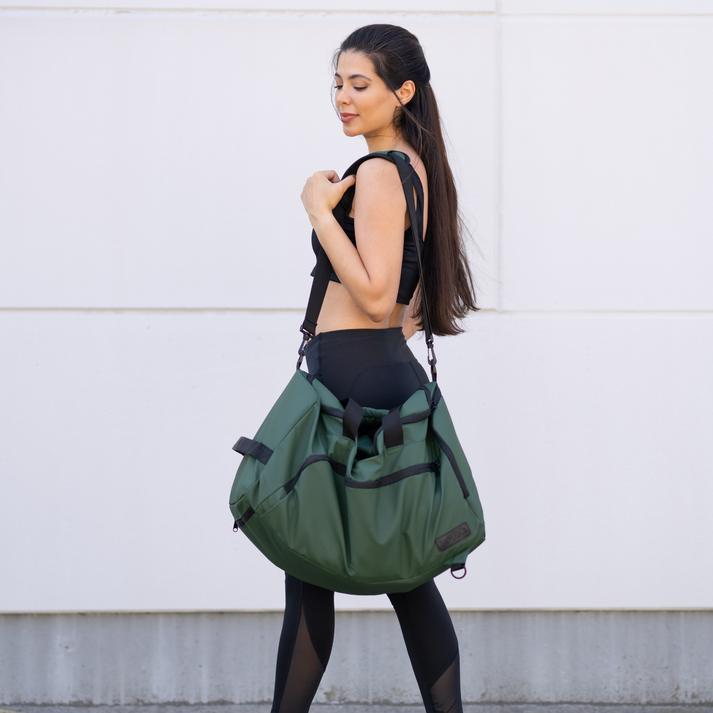 Frau trägt die Organizer Bag XL in Military Green über der Schulter