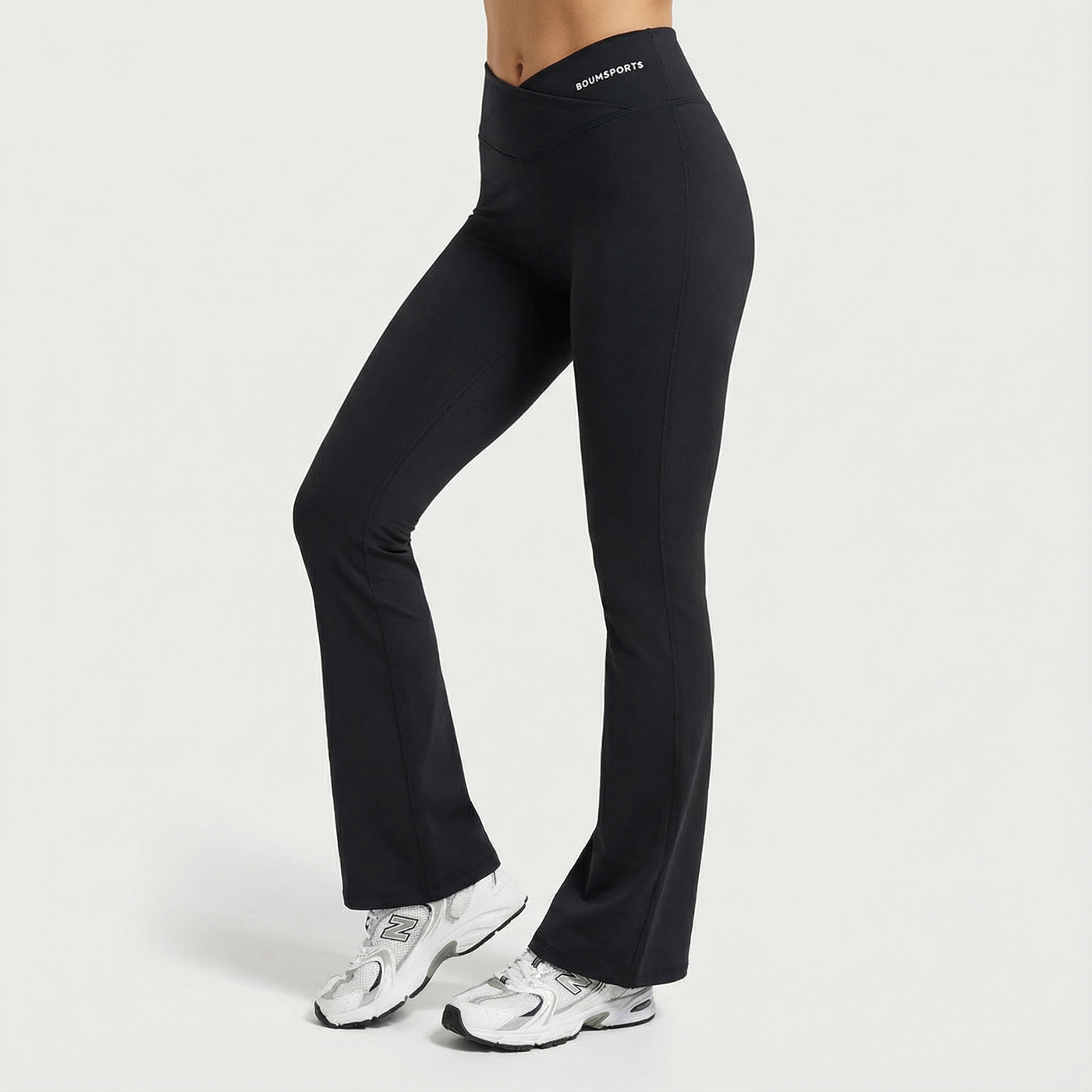 Flared Leggings in Stealth Black, Seitenansicht mit ausgestelltem Beinschnitt