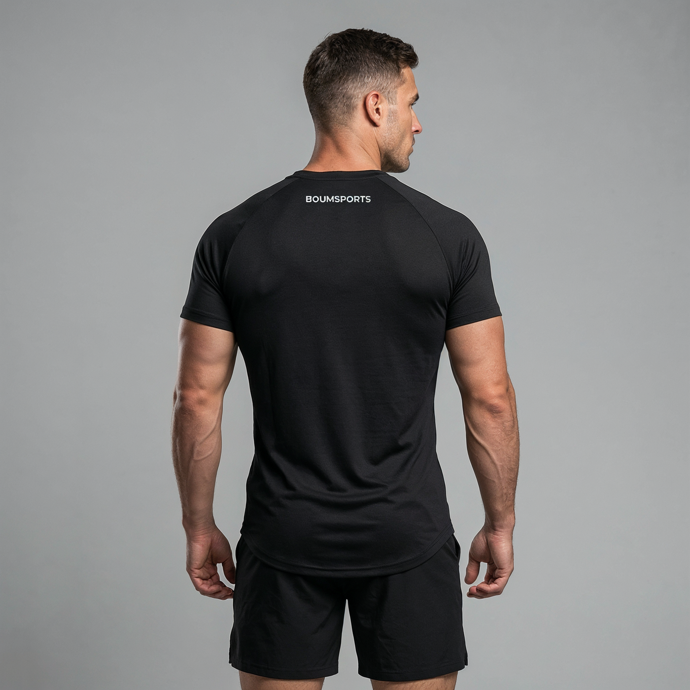 V-Shaper Athletic Fit in Schwarz von hinten, mit BOUMSPORTS-Schriftzug