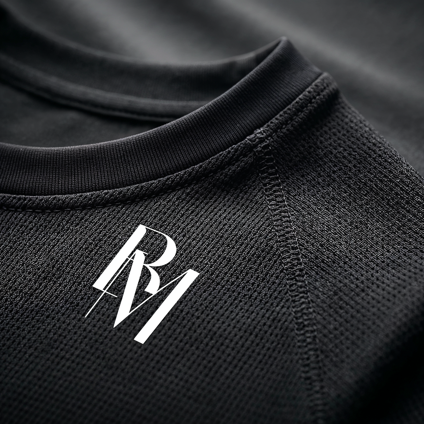 Nahaufnahme des Kragens vom V-Shaper Athletic Fit mit BOUMSPORTS-Logo