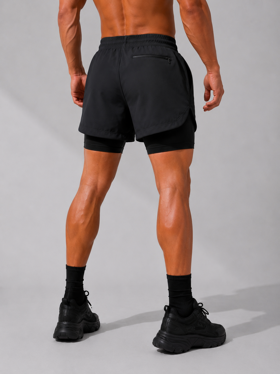 2-in-1 Performance Short in Shadow Black von hinten, mit integrierter Innenhose