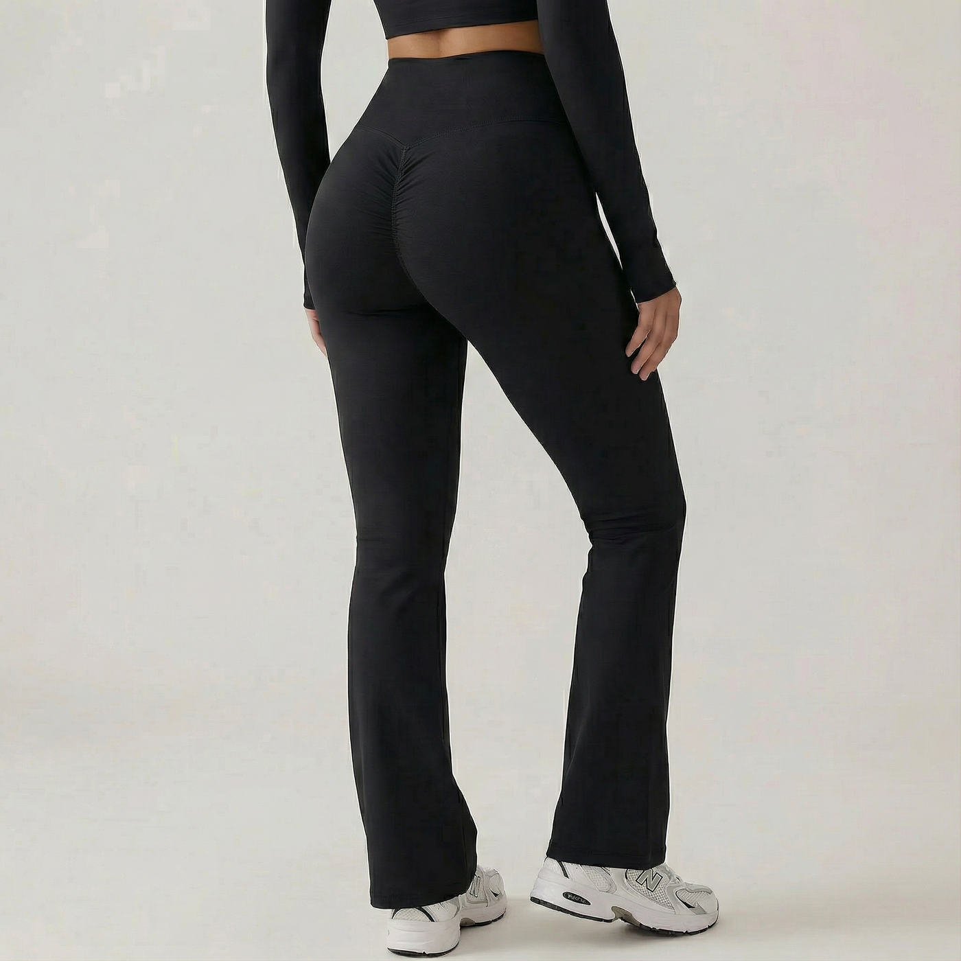 Flared Leggings in Stealth Black von hinten