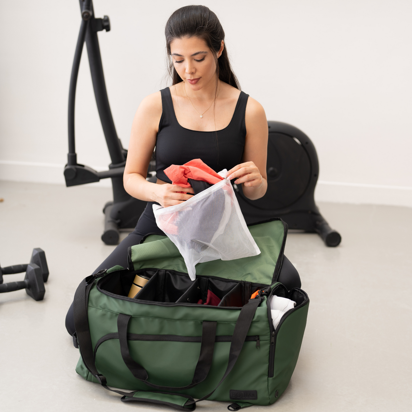 Frau füllt den Wäschesack der Organizer Bag XL in Military Green