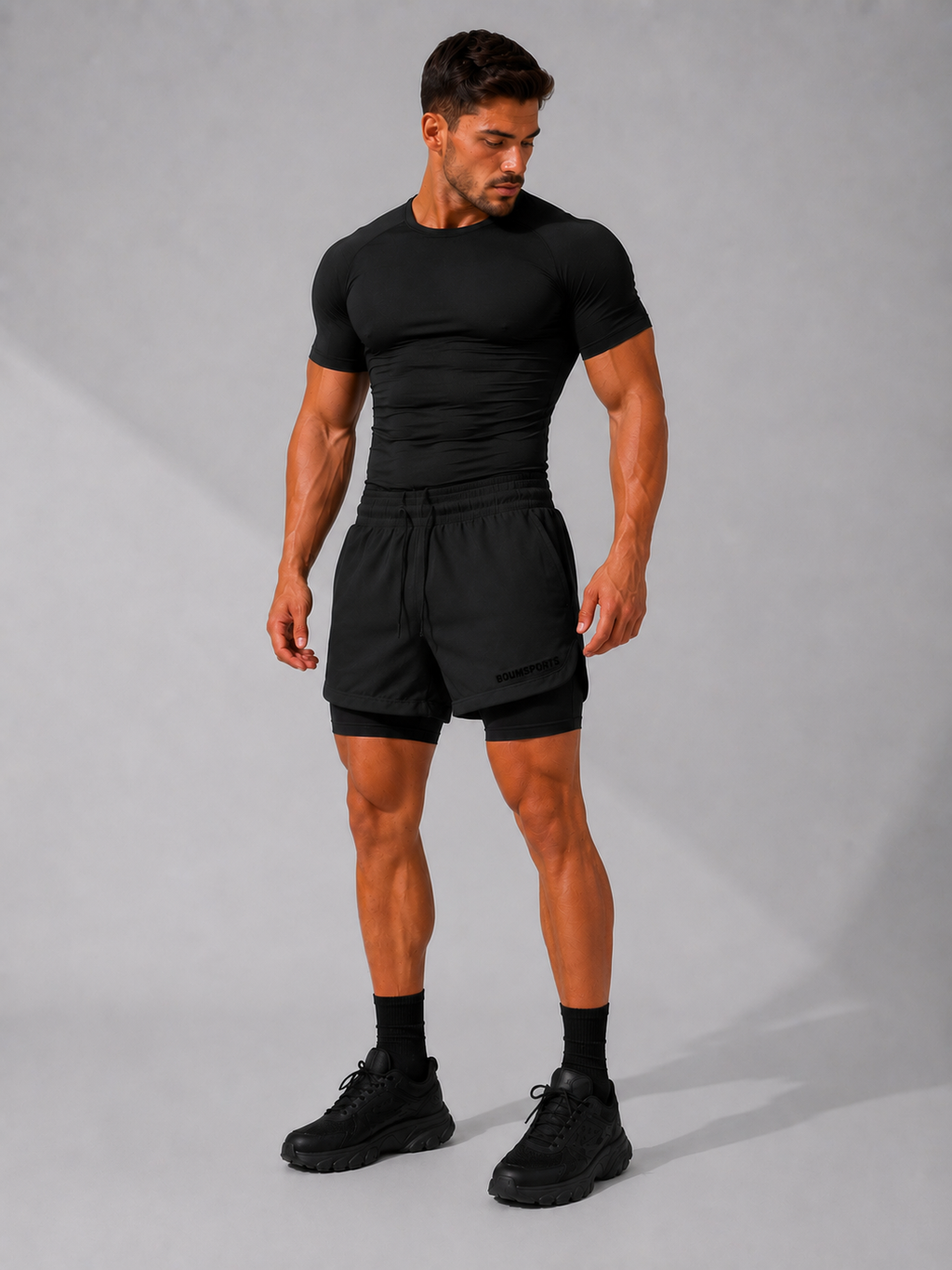 Mann trägt die 2-in-1 Performance Short in Shadow Black, Vorderansicht