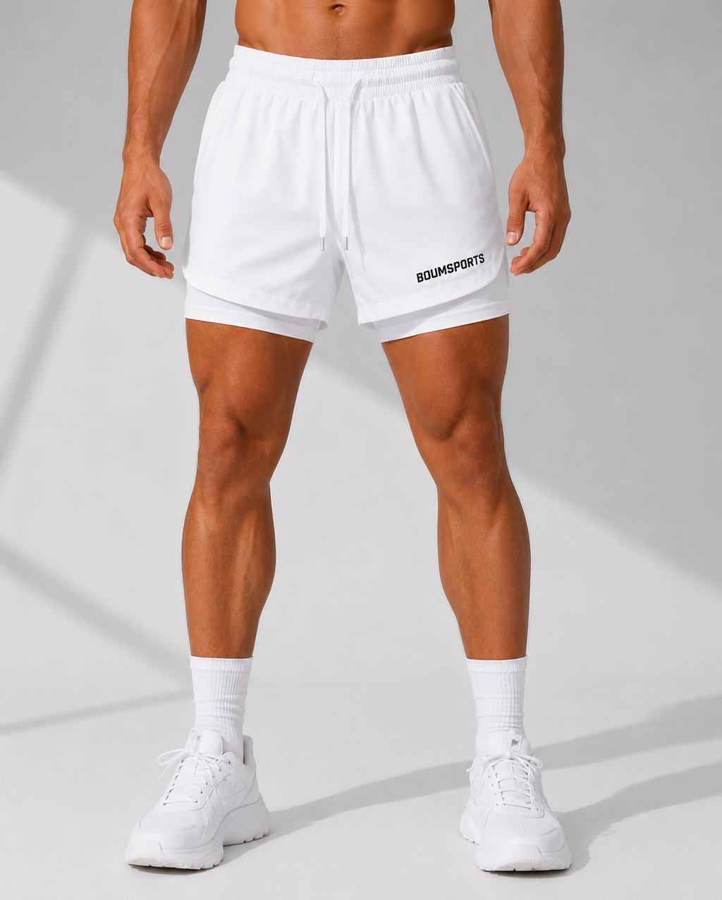 Mann trägt die 2-in-1 Performance Short in Cloud White, Vorderansicht