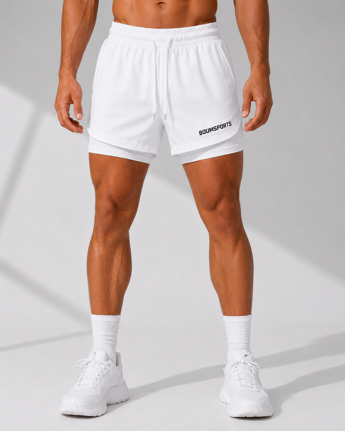 Mann trägt die 2-in-1 Performance Short in Cloud White, Vorderansicht